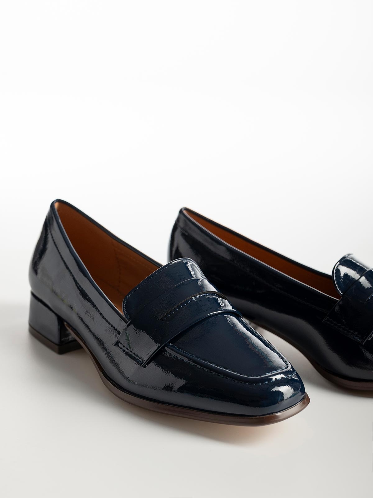 Loafers λουστρίνι με φάσα & χαμηλό χοντρό τακούνι
