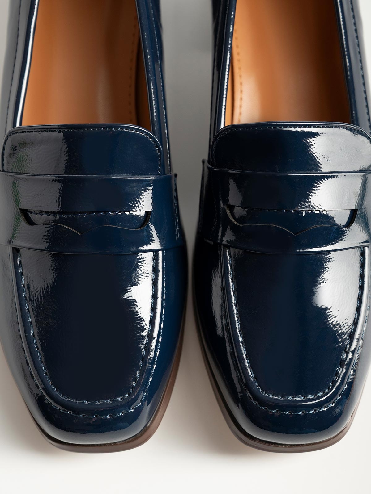 Loafers λουστρίνι με φάσα & χαμηλό χοντρό τακούνι