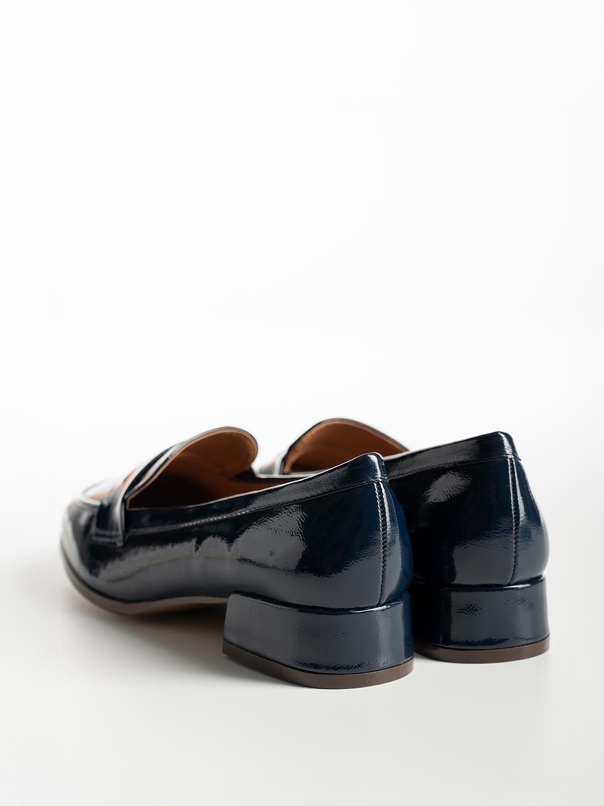 Loafers λουστρίνι με φάσα & χαμηλό χοντρό τακούνι