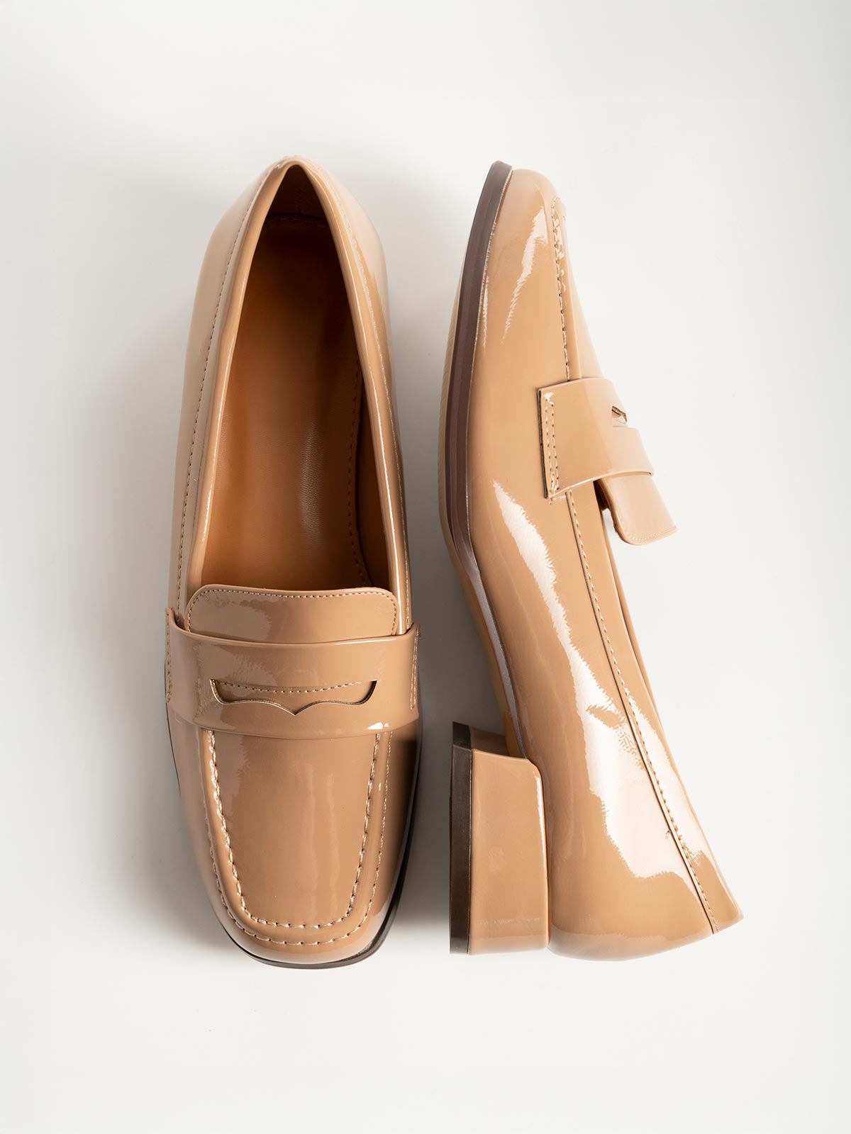 Loafers λουστρίνι με φάσα & χαμηλό χοντρό τακούνι