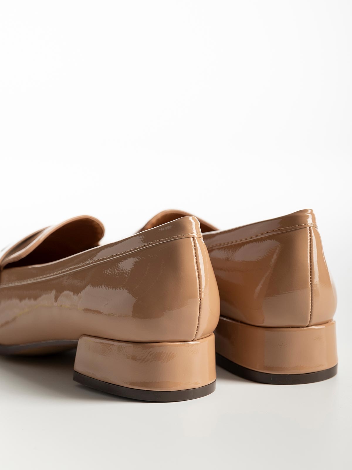 Loafers λουστρίνι με φάσα & χαμηλό χοντρό τακούνι