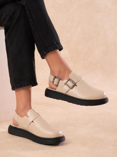Clogs με λουρί & αγκράφα