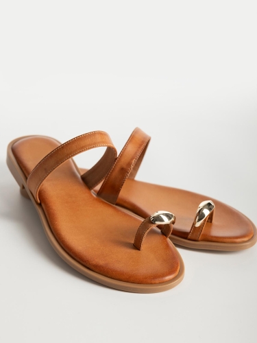 Σανδάλια με δερμάτινο πάτο & toe ring