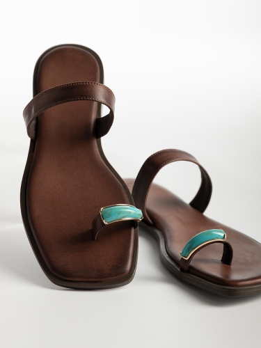 Flat σανδάλια με καρέ μύτη & toe ring