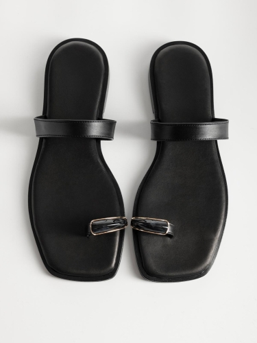 Flat σανδάλια με καρέ μύτη & toe ring