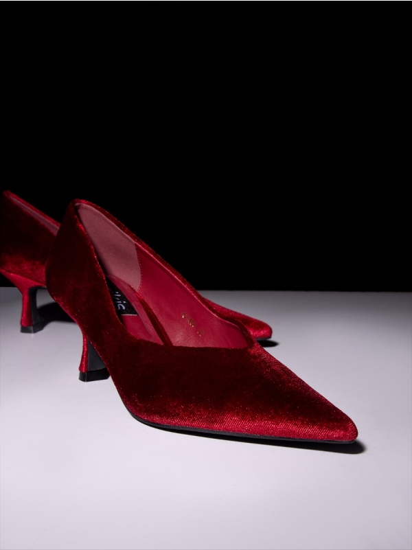 Product Image Βελούδινες μυτερές γόβες με kitten heel