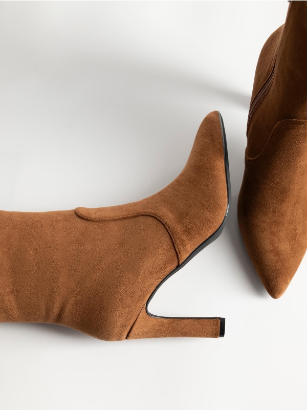 Product Image Μποτάκια σουέτ μυτερά με λεπτό τακούνι