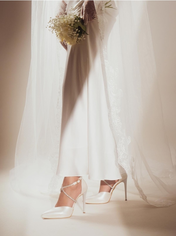 Product Image Μυτερές γόβες BOZIKIS με λεπτό τακούνι & strass λουράκια
