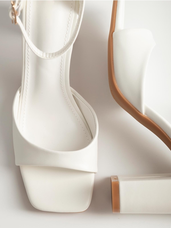 Product Image Πέδιλα με λεπτή φάσα & χοντρό τακούνι