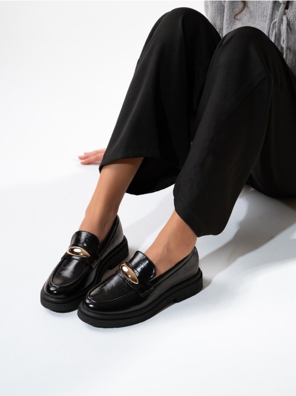 Product Image Δίπατα loafers με μεταλλικό διακοσμητικό