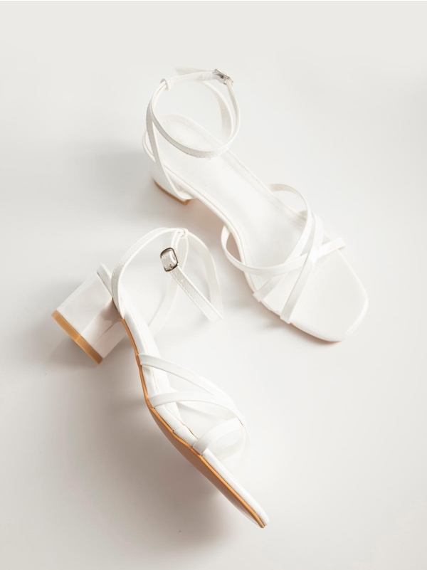 Product Image Πέδιλα λουστρίνι με λουράκια & χοντρό τακούνι